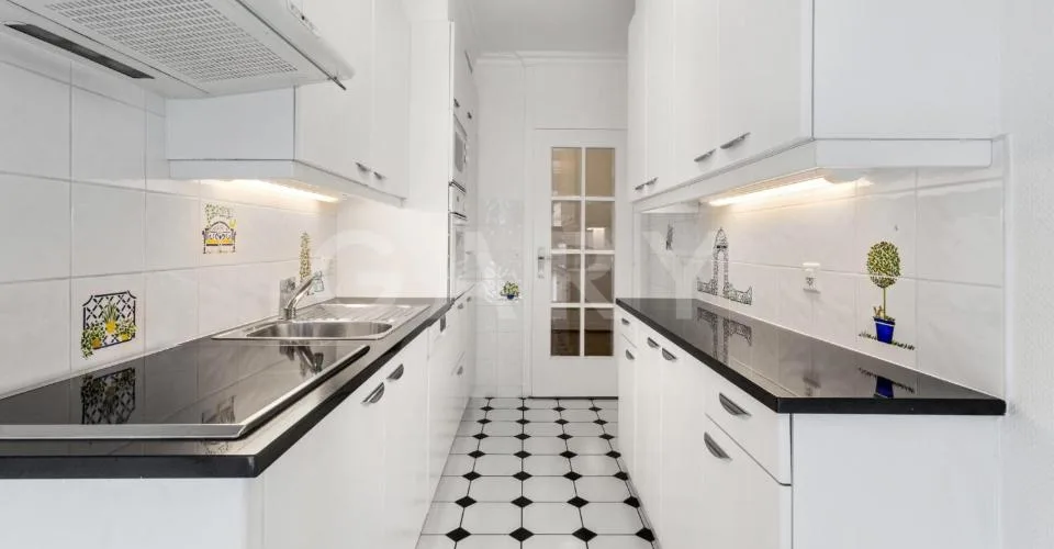 Appartement traversant avec balcons, entièrement rénové & piscines sur le toit