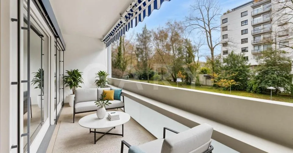Appartement traversant avec balcons, entièrement rénové & piscines sur le toit