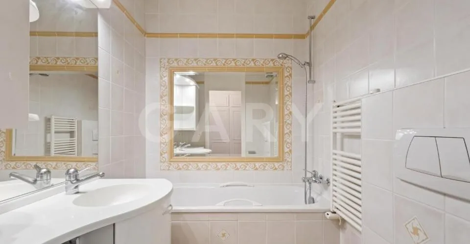 Appartement traversant avec balcons, entièrement rénové & piscines sur le toit