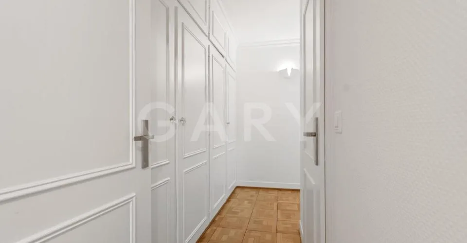 Appartement traversant avec balcons, entièrement rénové & piscines sur le toit