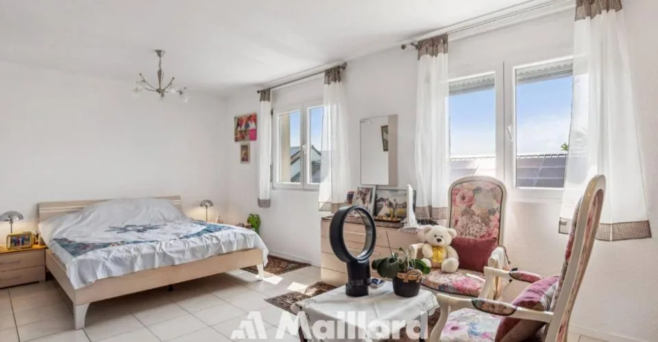 Charmante maison contiguë avec jardin à Perroy