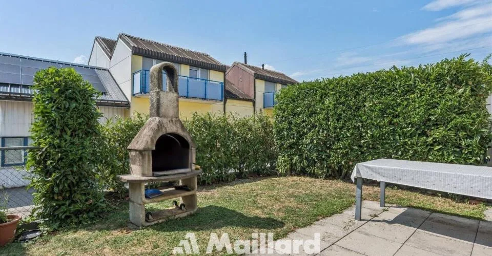 Charmante maison contiguë avec jardin à Perroy