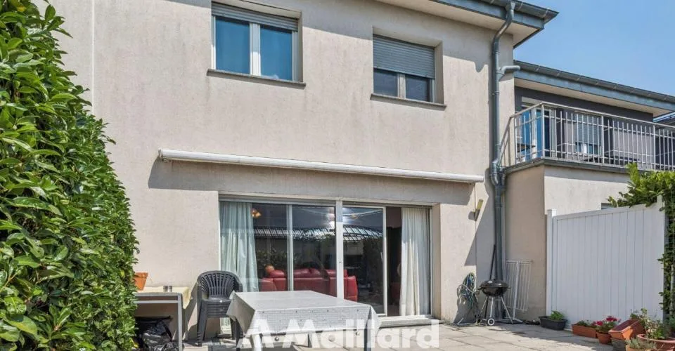 Charmante maison contiguë avec jardin à Perroy