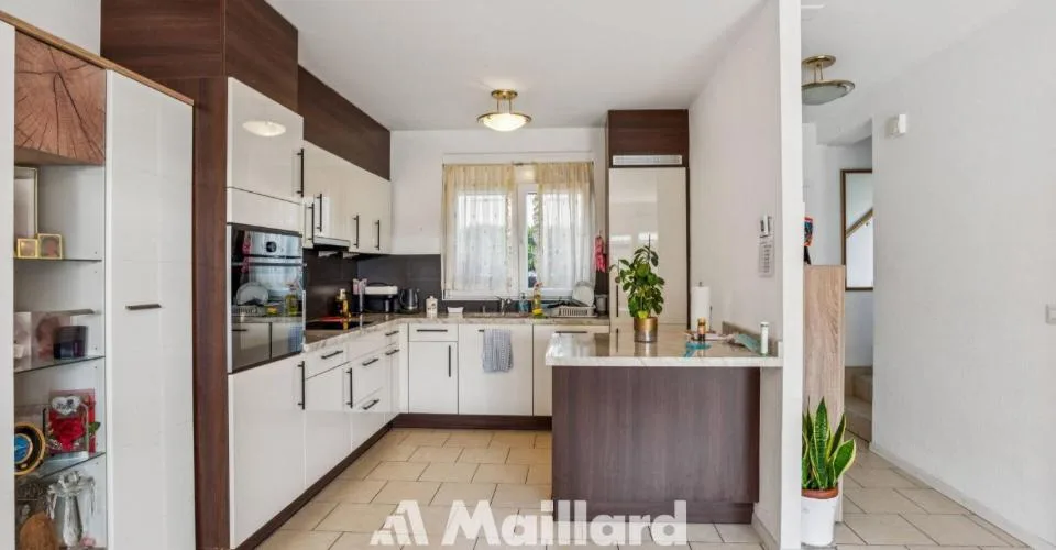 Charmante maison contiguë avec jardin à Perroy