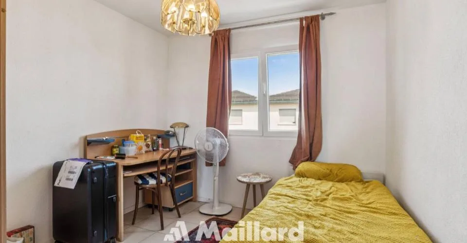 Charmante maison contiguë avec jardin à Perroy