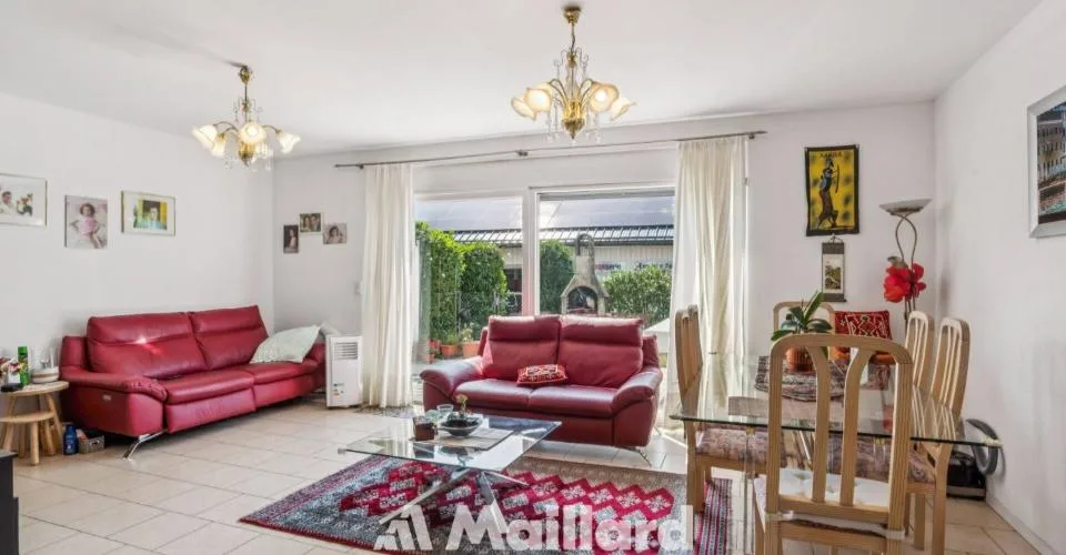 Charmante maison contiguë avec jardin à Perroy