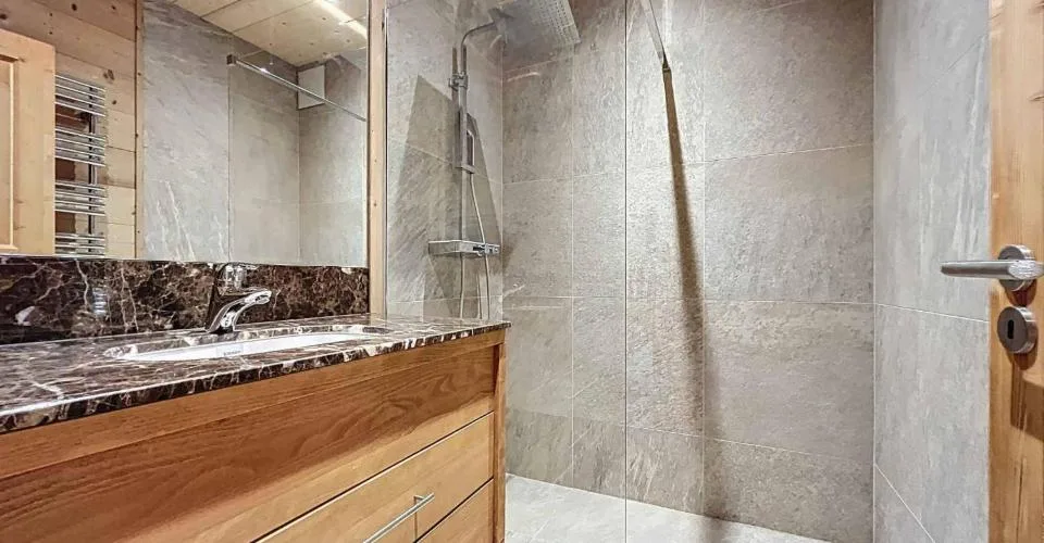 Appartement avec cachet face aux montagnes, à deux pas des pistes