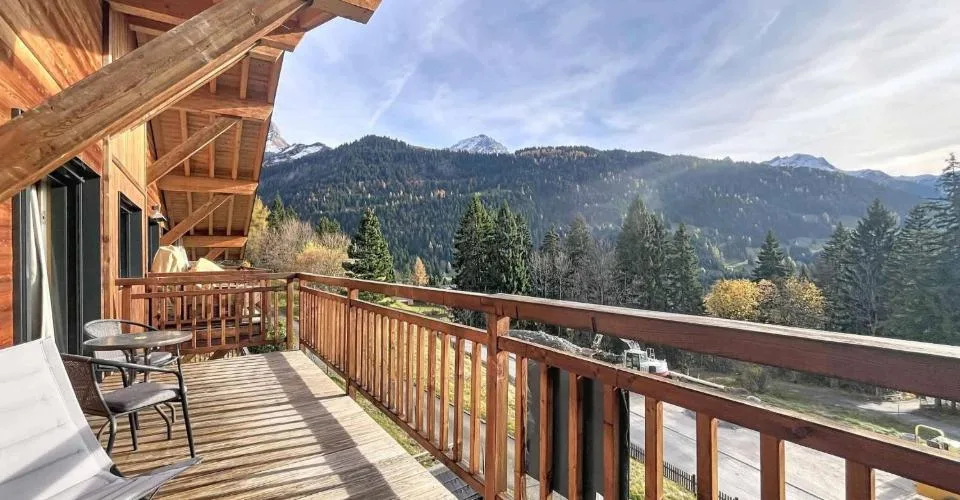 Appartement avec cachet face aux montagnes, à deux pas des pistes