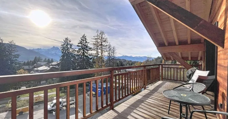Appartement avec cachet face aux montagnes, à deux pas des pistes