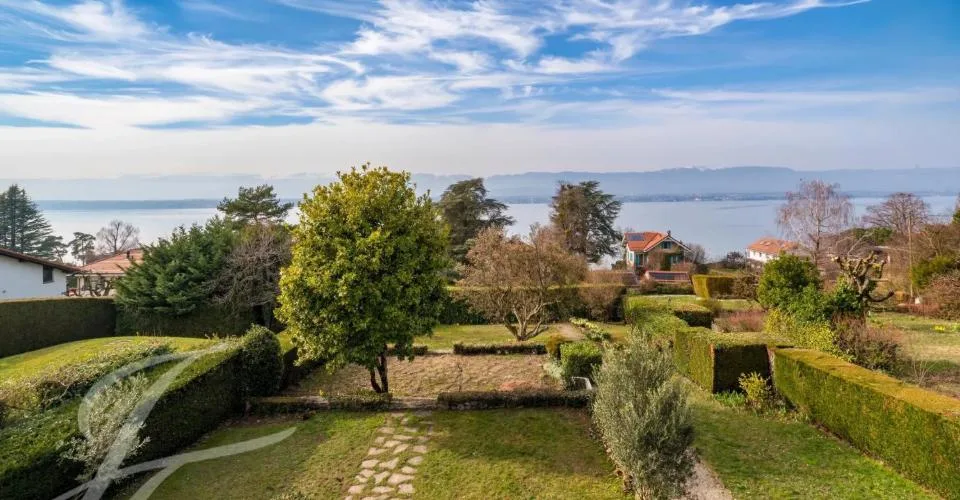 EXCLUSIVITÉ - Belle maison de village avec vue panoramique sur le lac