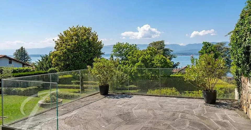 EXCLUSIVITÉ - Belle maison de village avec vue panoramique sur le lac