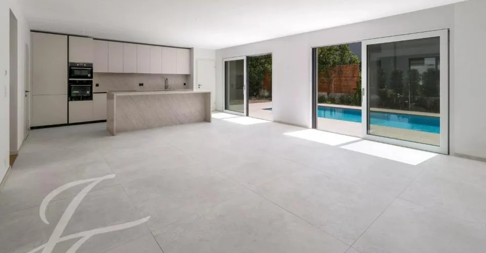 A quelques pas des rives du lac : Villa rénovée avec piscine