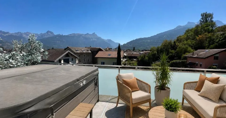 Attique 5,5 pièces - haut standing avec terrasse de 40 m², jacuzzi et