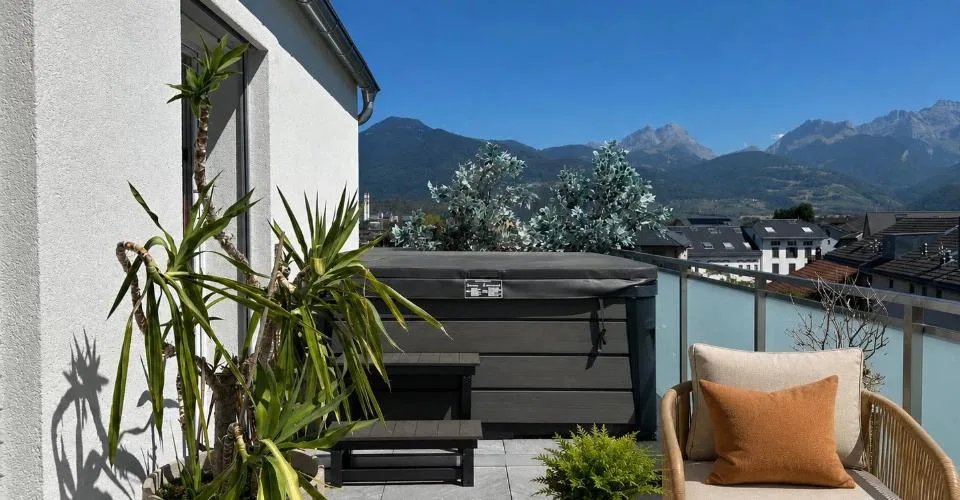 Attique 5,5 pièces - haut standing avec terrasse de 40 m², jacuzzi et