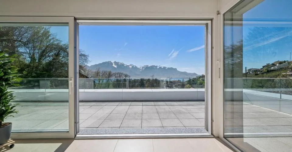 Duplex en attique contemporain avec vue sur le lac