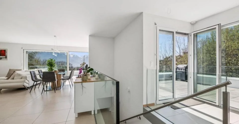 Duplex en attique contemporain avec vue sur le lac