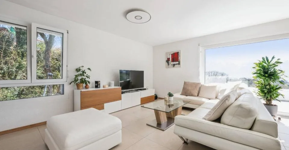 Duplex en attique contemporain avec vue sur le lac