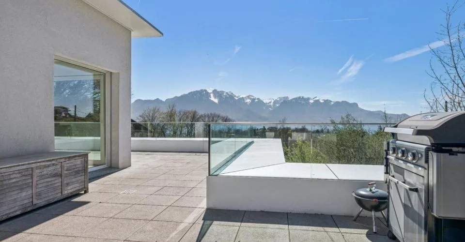 Duplex en attique contemporain avec vue sur le lac