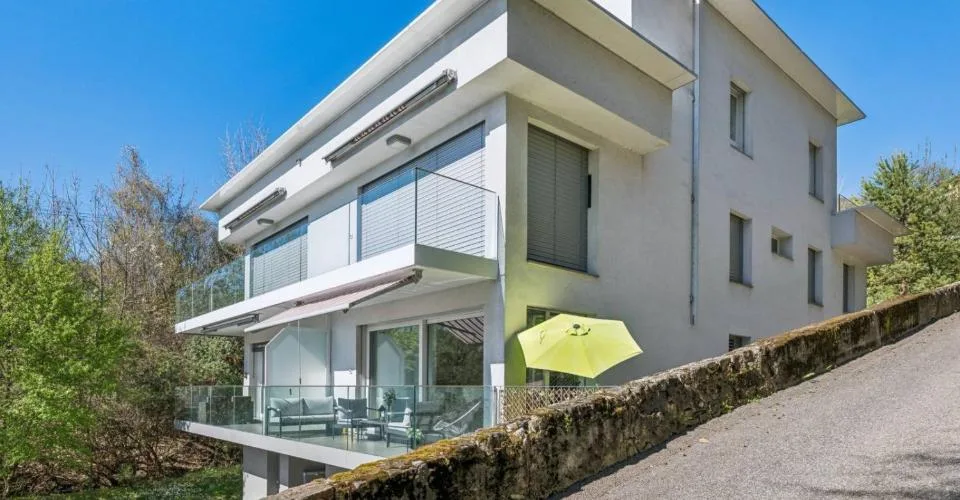 Duplex en attique contemporain avec vue sur le lac