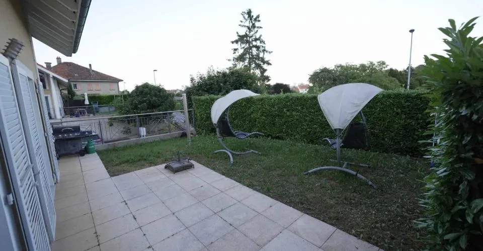 Superbe villa mitoyenne de 5½ pièces avec terrasse, jardin, garage et place de parc
