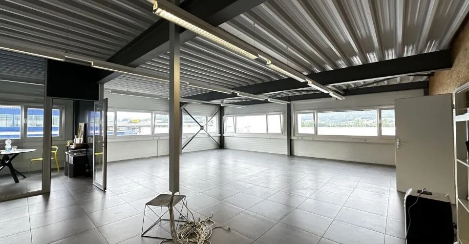 À vendre immeuble avec ateliers et bureaux à Delémont
