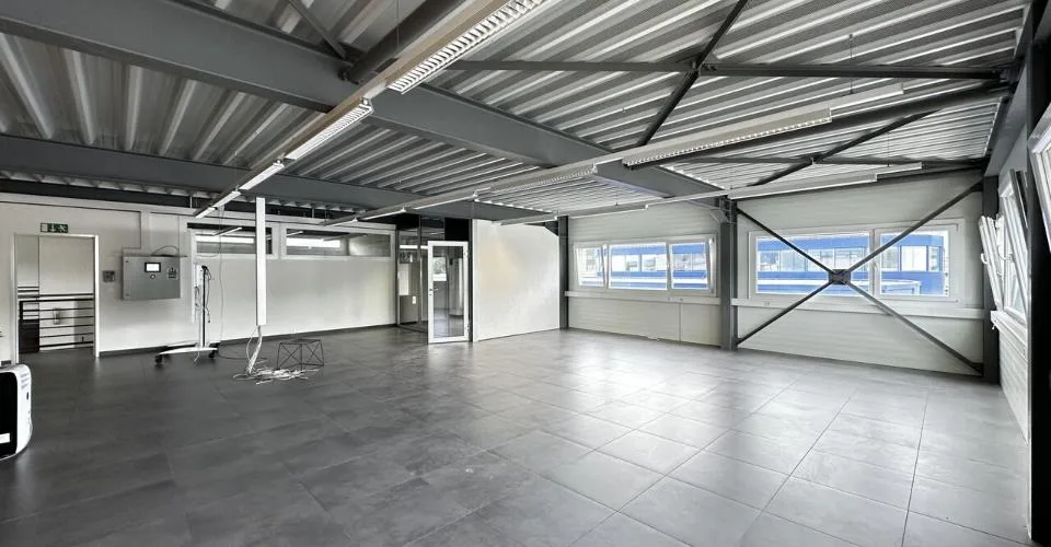 À vendre immeuble avec ateliers et bureaux à Delémont