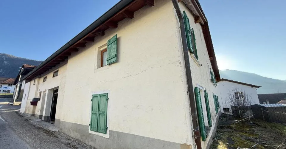 Grande bâtisse de 2 appartements à vendre à Eschert