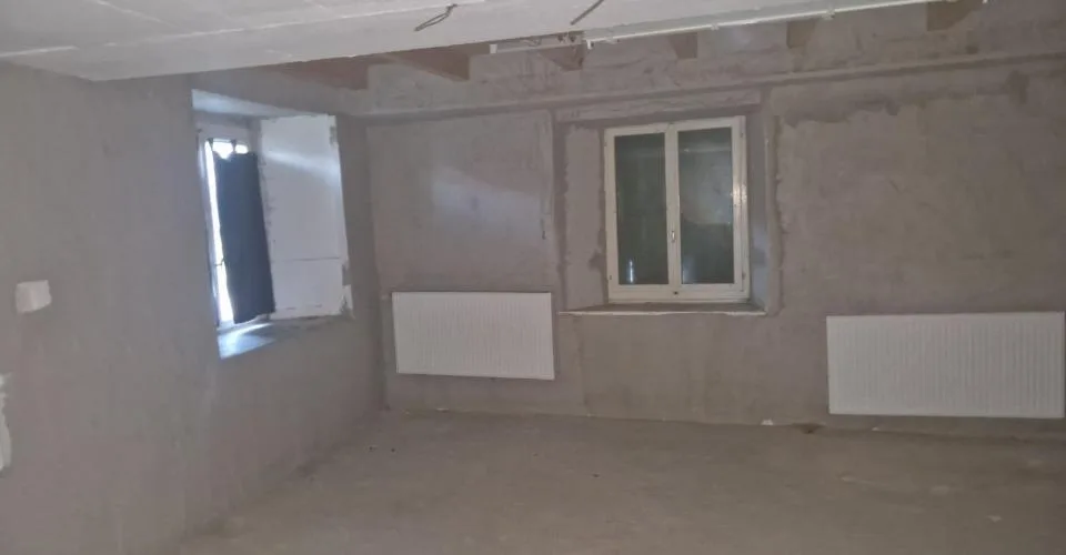Grande bâtisse de 2 appartements à vendre à Eschert