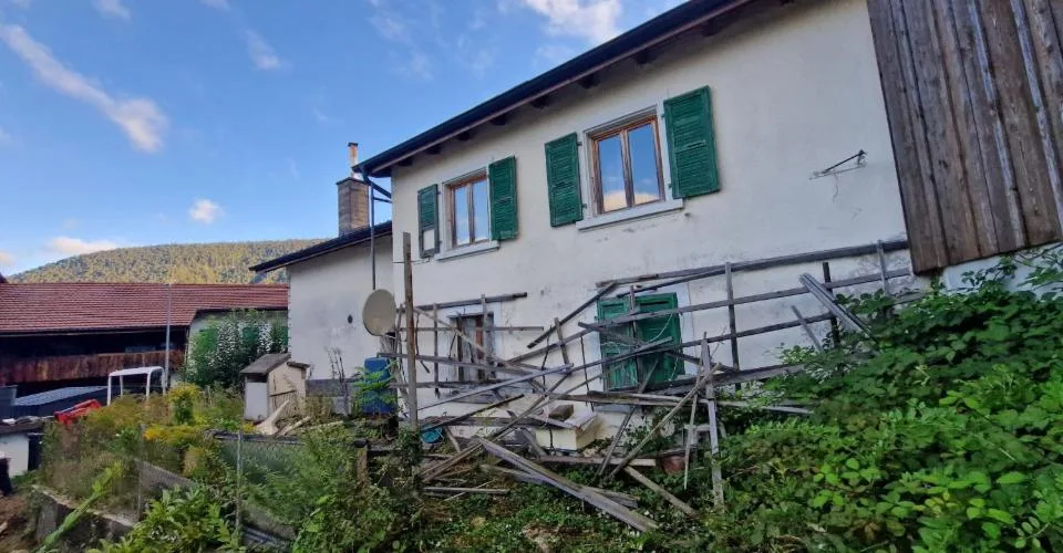 Grande bâtisse de 2 appartements à vendre à Eschert