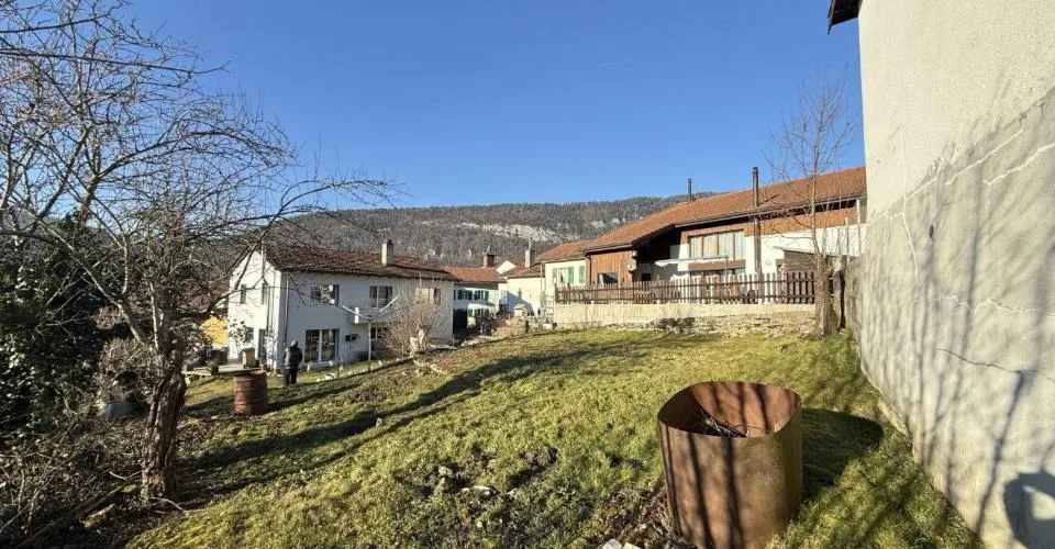 Grande bâtisse de 2 appartements à vendre à Eschert