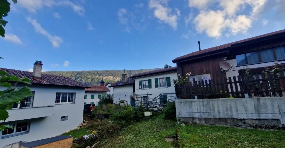 Grande bâtisse de 2 appartements à vendre à Eschert