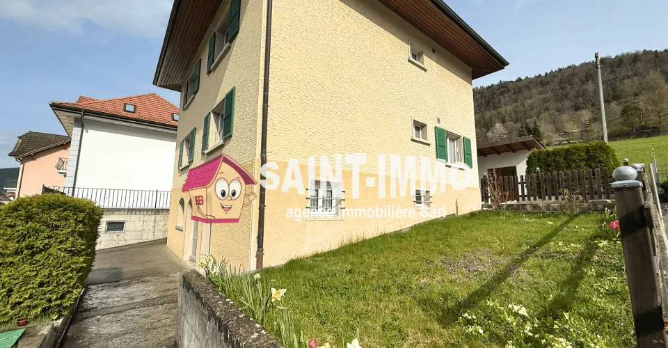 Maison familiale de deux appartements avec jardin, dépendance, terrasse, garage et places de stationnement à Sonceboz