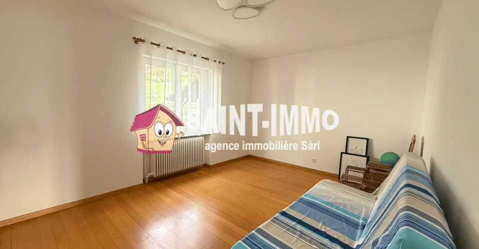 Maison familiale de deux appartements avec jardin, dépendance, terrasse, garage et places de stationnement à Sonceboz