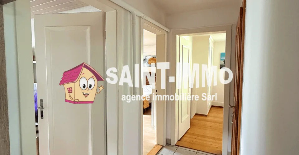 Maison familiale de deux appartements avec jardin, dépendance, terrasse, garage et places de stationnement à Sonceboz