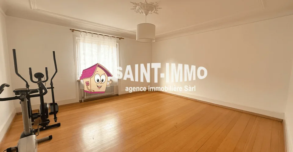 Maison familiale de deux appartements avec jardin, dépendance, terrasse, garage et places de stationnement à Sonceboz