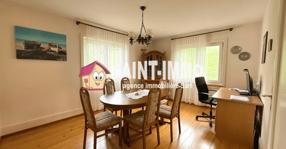 Maison familiale de deux appartements avec jardin, dépendance, terrasse, garage et places de stationnement à Sonceboz