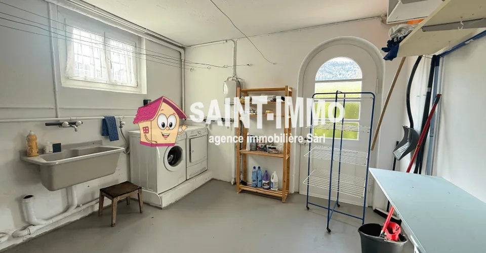 Maison familiale de deux appartements avec jardin, dépendance, terrasse, garage et places de stationnement à Sonceboz