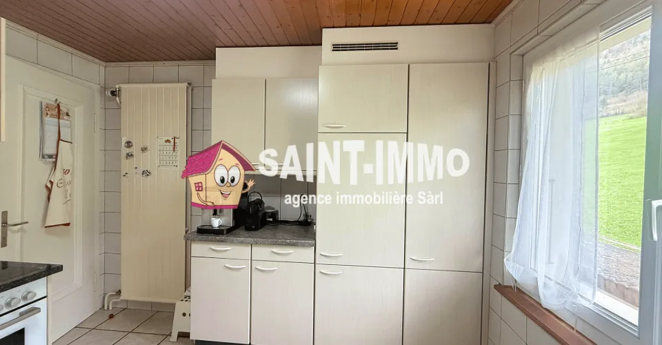 Maison familiale de deux appartements avec jardin, dépendance, terrasse, garage et places de stationnement à Sonceboz
