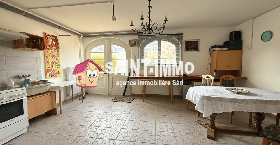Maison familiale de deux appartements avec jardin, dépendance, terrasse, garage et places de stationnement à Sonceboz