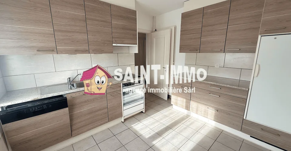 Maison familiale de deux appartements avec jardin, dépendance, terrasse, garage et places de stationnement à Sonceboz