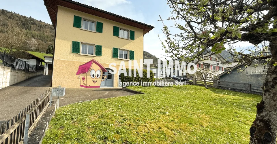 Maison familiale de deux appartements avec jardin, dépendance, terrasse, garage et places de stationnement à Sonceboz