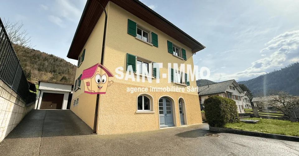 Maison familiale de deux appartements avec jardin, dépendance, terrasse, garage et places de stationnement à Sonceboz