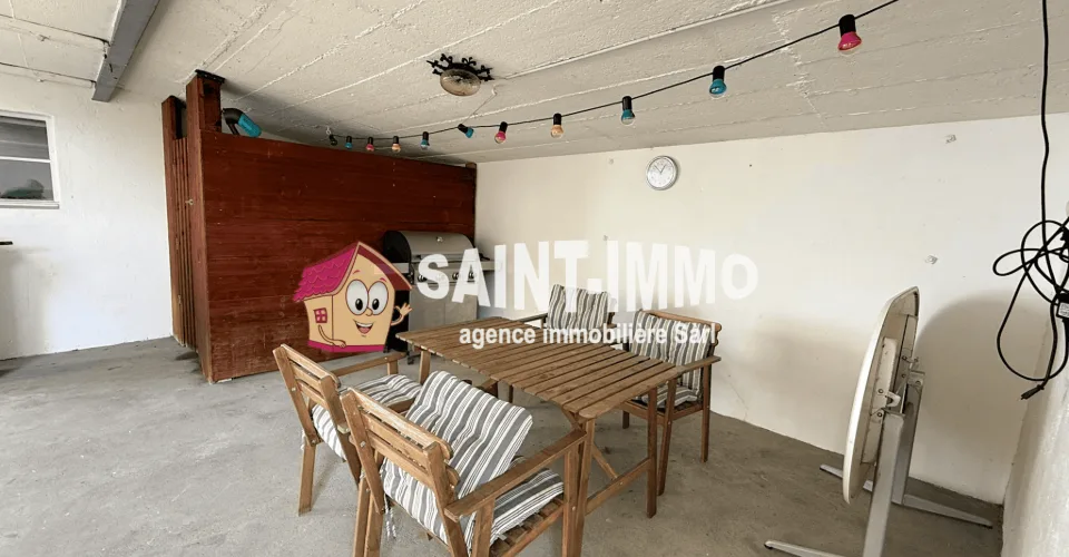 Maison familiale de deux appartements avec jardin, dépendance, terrasse, garage et places de stationnement à Sonceboz