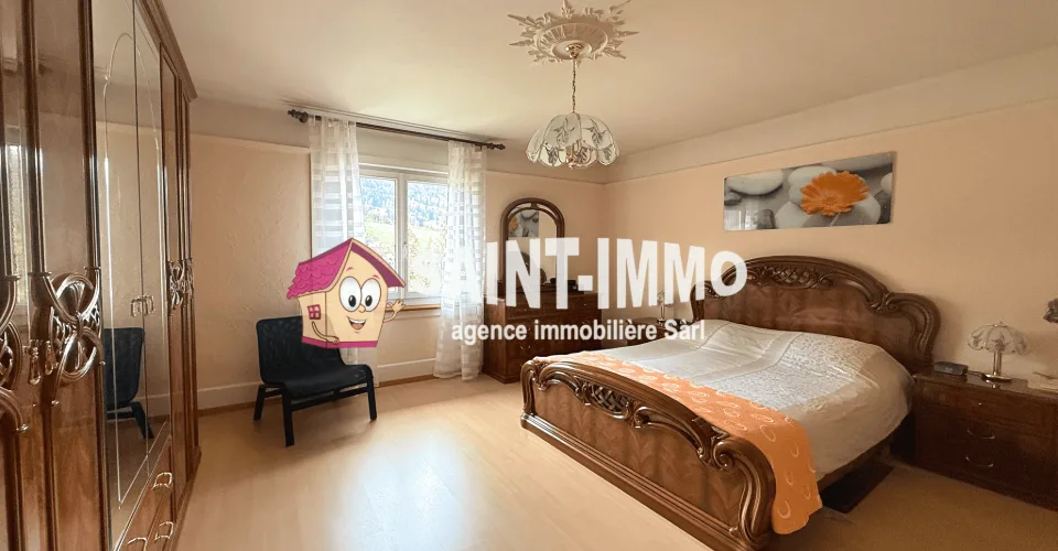 Maison familiale de deux appartements avec jardin, dépendance, terrasse, garage et places de stationnement à Sonceboz