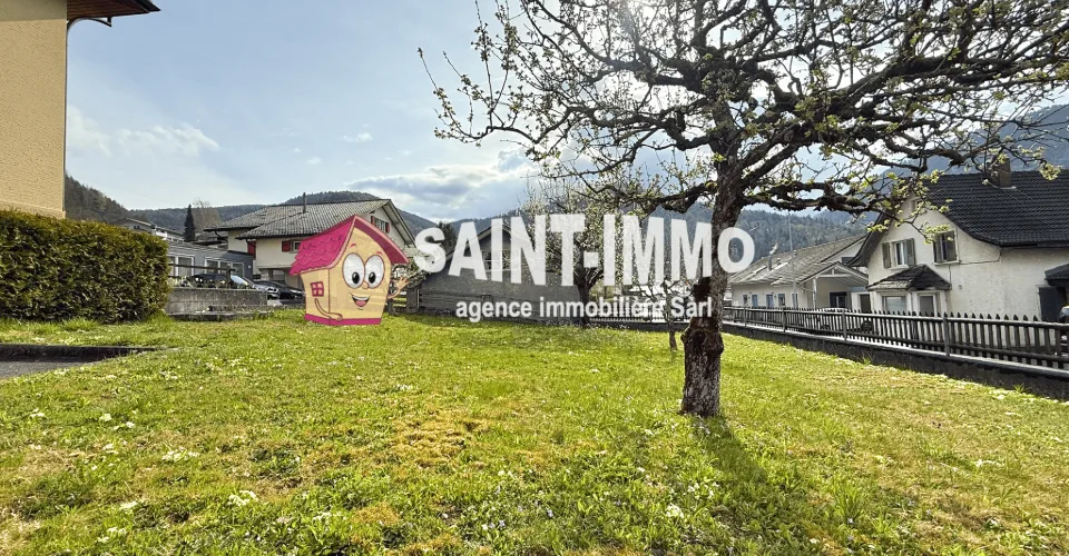 Maison familiale de deux appartements avec jardin, dépendance, terrasse, garage et places de stationnement à Sonceboz
