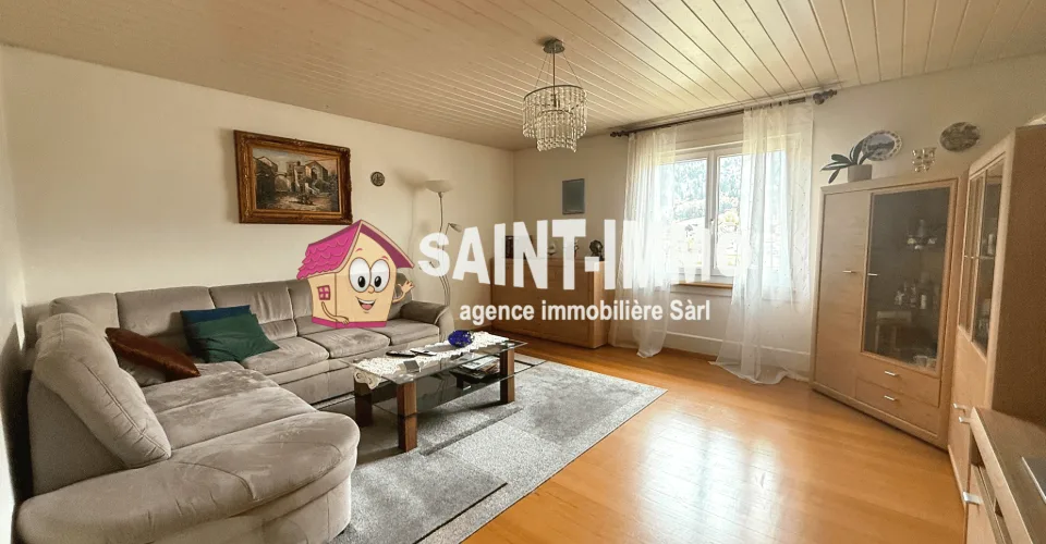 Maison familiale de deux appartements avec jardin, dépendance, terrasse, garage et places de stationnement à Sonceboz