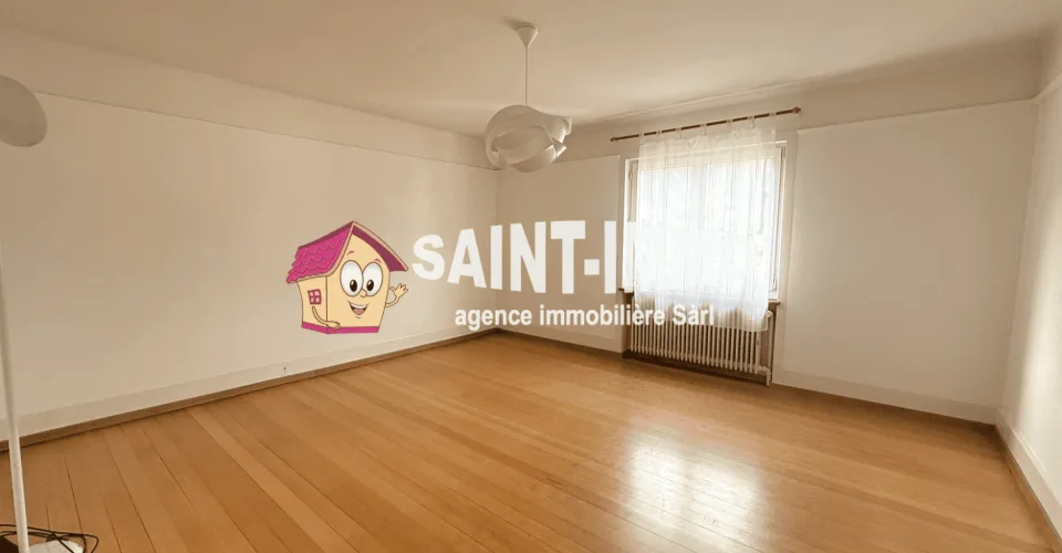 Maison familiale de deux appartements avec jardin, dépendance, terrasse, garage et places de stationnement à Sonceboz
