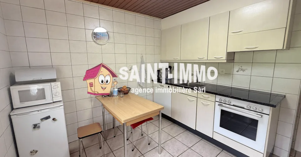 Maison familiale de deux appartements avec jardin, dépendance, terrasse, garage et places de stationnement à Sonceboz
