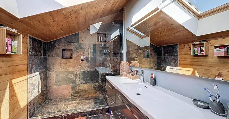 Villa d'architecte à saint-cergues (FR) avec piscine intérieure