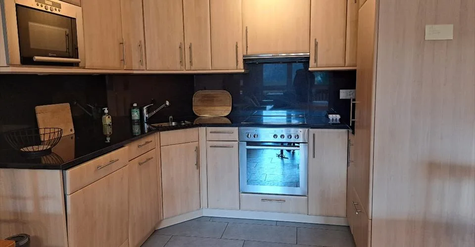 Immeuble 2.5-13, appartement moderne de 2,5 pièces dans un quartier calme avec grand balcon et belle vue – Foto 4 von 7